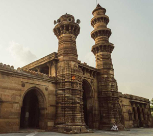 Jhulta Minar